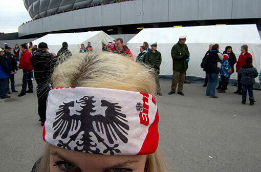 Vor dem Spiel gegen Eintracht Frankfurt führte die Polizei in Zelten vor dem Gästeblock der Allianz-Arena Kontrollen bei den Fans durch.
