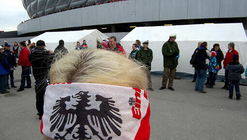 Vor dem Spiel gegen Eintracht Frankfurt führte die Polizei in Zelten vor dem Gästeblock der Allianz-Arena Kontrollen bei den Fans durch. Vor dem Spiel gegen Eintracht Frankfurt führte die Polizei in Zelten vor dem Gästeblock der Allianz-Arena Kontrollen bei den Fans durch.