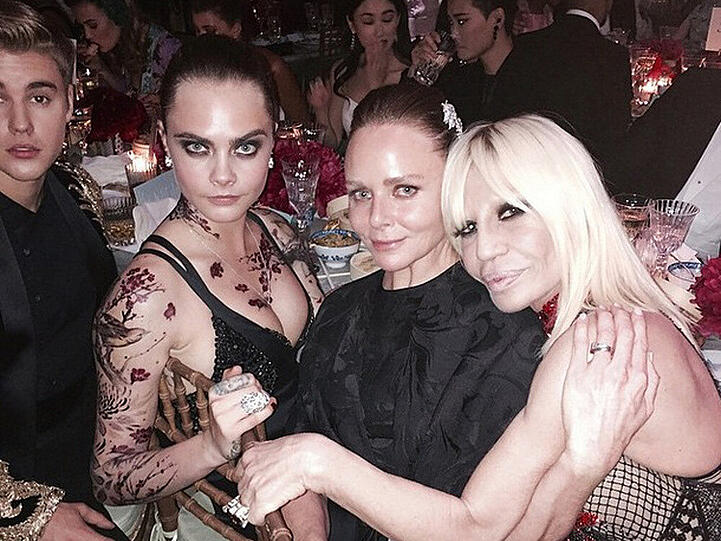 Promi-Auflauf gab es wohl am Tisch von Designerin Stella McCartney (43). Sie postete ein Bild, auf dem sie umrahmt von Modeikone Donatella Versace (60) und Model Cara Delevingne (22) ist. Justin Bieber gesellte sich auch noch dazu.