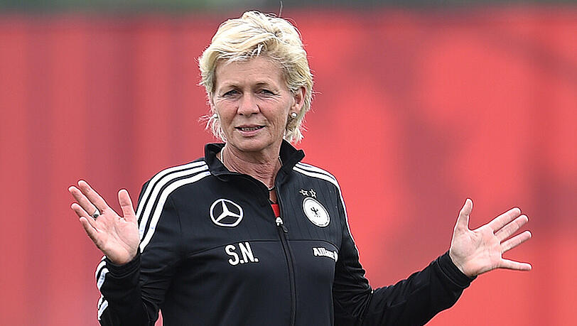Die Trainerin der deutschen Frauen-Fußballnationalmannschaft, Silvia Neid, freut sich über die Unterstützung aus der Heimat. Die Trainerin der deutschen Frauen-Fußballnationalmannschaft, Silvia Neid, freut sich über die Unterstützung aus der Heimat.