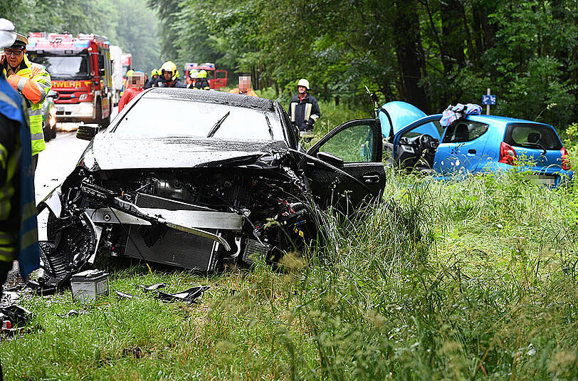 Trümmerfeld auf der Straße: Bilder vom Verkehrsunfall auf der B306 bei Siegsdorf.