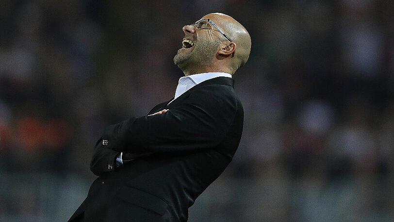 Dortmunds Trainer Peter Bosz nimmt die Kritik an seiner Person bis dato gelassen hin. Dortmunds Trainer Peter Bosz nimmt die Kritik an seiner Person bis dato gelassen hin.
