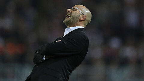Dortmunds Trainer Peter Bosz nimmt die Kritik an seiner Person bis dato gelassen hin.