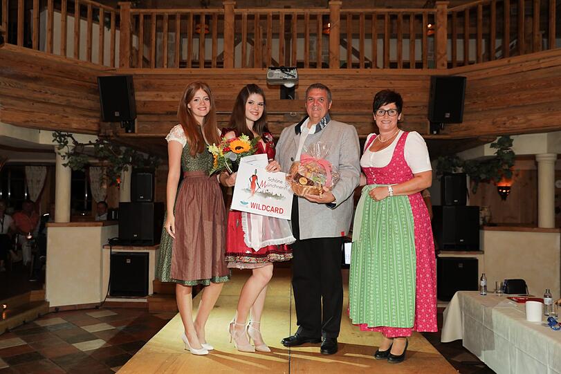 Siegerfoto: Finalistin Sabrina (2.v.l.) mit der Jury.