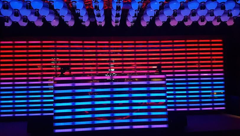 Bunte Farbenspiele: Am DJ-Pult im Club des Enter the Dragon. Bunte Farbenspiele: Am DJ-Pult im Club des Enter the Dragon.