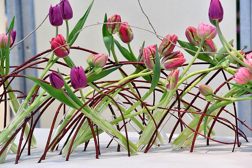 Besucher finden auf der Garten München zahlreiche Blumenarrangements, die von Schülern der Staatlichen Fachschule für Blumenkunst zusammengestellt wurden.