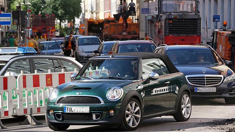 So manches Auto hatte im absoluten Halteverbot geparkt. Der Verkehr staute sich entlang der neuen Baustelle.