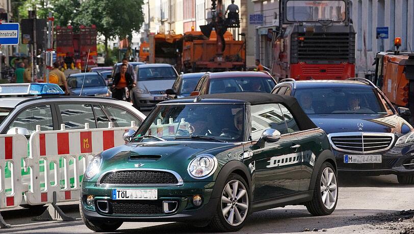 So manches Auto hatte im absoluten Halteverbot geparkt. Der Verkehr staute sich entlang der neuen Baustelle. So manches Auto hatte im absoluten Halteverbot geparkt. Der Verkehr staute sich entlang der neuen Baustelle.