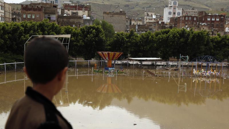Ein Kind blickt auf einen überschwemmten Vergnügungspark in Sanaa. Ein Kind blickt auf einen überschwemmten Vergnügungspark in Sanaa.