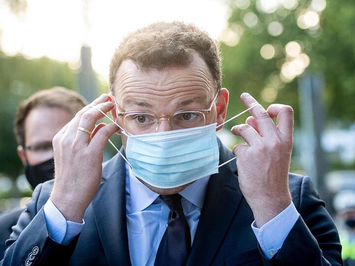 Bundesgesundheitsminister Jens Spahn auf dem Weg zu einer Diskussionsveranstaltung der CDU-Dortmund zum Thema Corona.