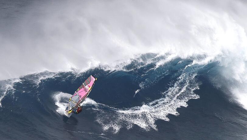 Meister von Wind und Wellen: Robby Naish hat eine schwere Zeit mit üblen Verletzungen und einer Trennung hinter sich. Auch das ist ein Teil einer Doku über die US-Surf-Legende.
