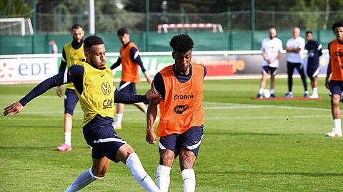 Corentin Tolisso (l.) und Kingsley Coman duellieren sich bei der französischen Nationalmannschaft.