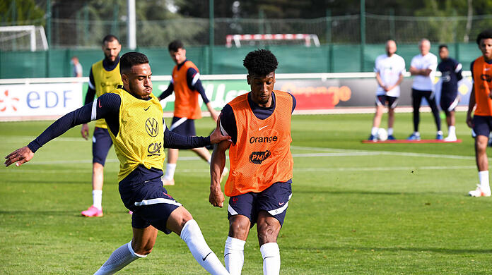 Corentin Tolisso (l.) und Kingsley Coman duellieren sich bei der französischen Nationalmannschaft.