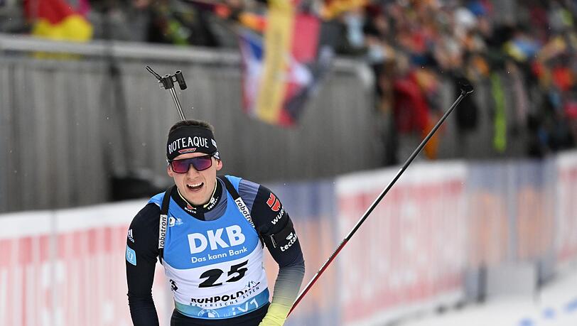 Biathlet Justus Strelow kommt als bester Deutscher als Achter ins Ziel.