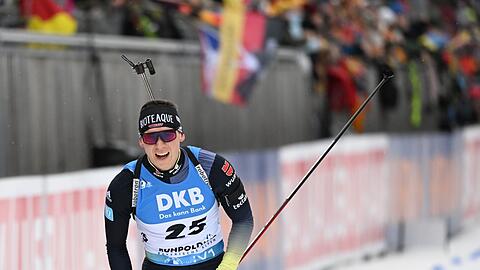 Biathlet Justus Strelow kommt als bester Deutscher als Achter ins Ziel.