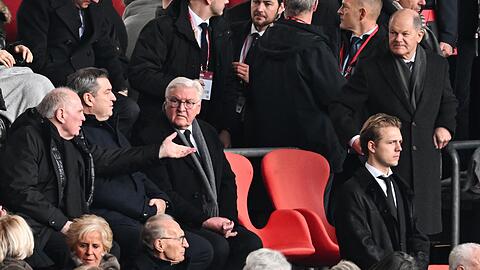 Gedenkfeier des FC Bayern München für Franz Beckenbauer in der Allianz Arena. Uli Hoeneß (l-r), Ehrenpräsident des FC Bayern, Markus Söder, bayerischer Ministerpräsident, und Frank-Walter Steinmeier, Bundespräsident sitzen auf der Tribüne, rechts kommt Bundeskanzler Olaf Scholz (SPD) an.