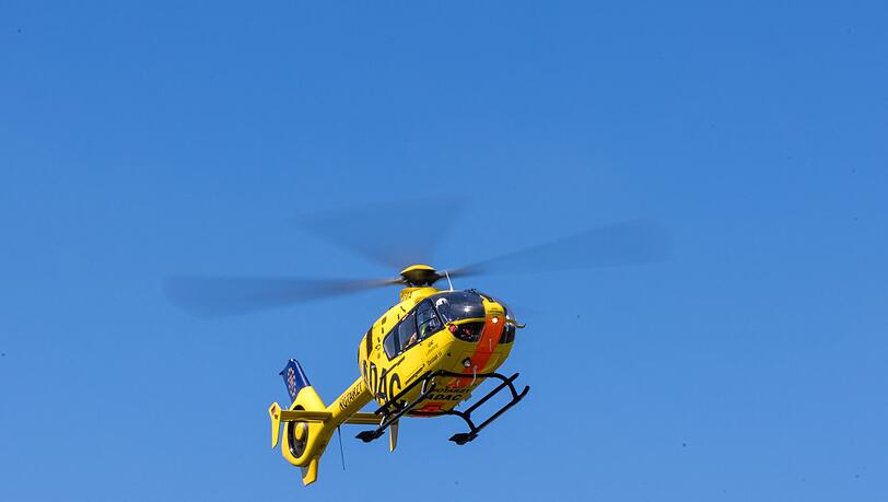 Trotz Rettungshubschrauber kommt für diesen Motorradfahrer nach einem Frontalzusammenstoß jede Hilfe zu spät.