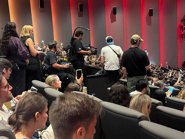 Im Kino war ein Kamerateam dabei. Ob Bill und Tom Kaulitz an einer vierten Staffel zu "Kaulitz & Kaulitz" arbeiten?