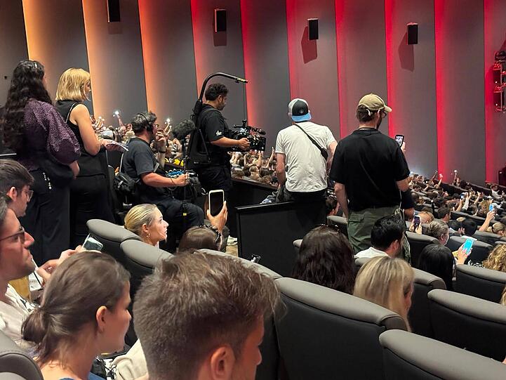 Im Kino war ein Kamerateam dabei. Ob Bill und Tom Kaulitz an einer vierten Staffel zu "Kaulitz & Kaulitz" arbeiten?