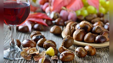 Geh&ouml;ren zum T&ouml;rggelen dazu: Wein und Kastanien.