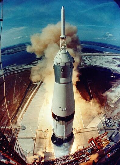 Der Start der Saturn-5 Rakete, die die Crew von Apollo 11 zum Mond und zurück brachte. Während dieser Mission betrat zum ersten mal ein Mensch den Mond: Neil Armstrong.