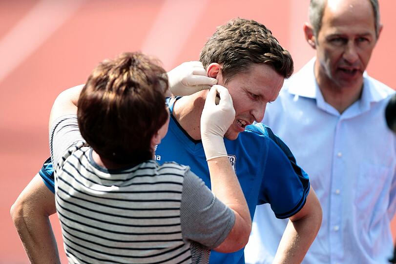 Trainer Reiner Maurer begutachtet alles ganz genau.