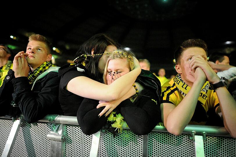 Traurig und niedergeschlagen: Die Fans des BVB sahen ein großartiges Spiel ihrer Mannschaft. Aber Arjen Robben machte in der 89. Minute mit dem Siegtreffer alle gelben Träume zunichte. Die Bilder von der Fanmeile in Dortmund.