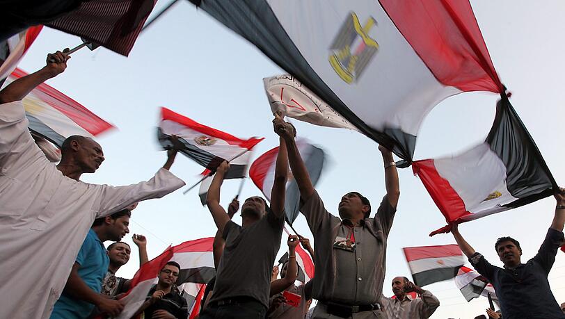 Ausnahmezustand am auf dem Tahrir-Platz in Kairo. Millionen Menschen feiern die Absetzung von Mohammed Mursi durch das ägyptische Militär. Ausnahmezustand am auf dem Tahrir-Platz in Kairo. Millionen Menschen feiern die Absetzung von Mohammed Mursi durch das ägyptische Militär.
