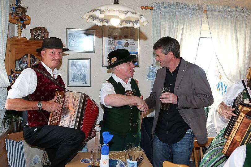 Friedhelm Funkel wird 60: An der Grünwalder Straße feiern die Löwen ihren Trainer mit Blaskapelle, Böller-Schüssen und einer Torte. Die Bilder.