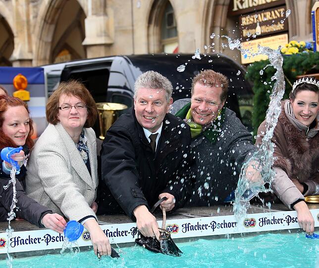 Dieter Reiter lässt's beim Geldbeutel-Waschen krachen: Die spritzigen Bilder...