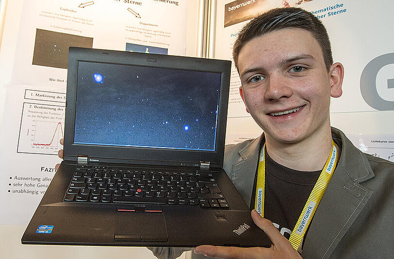 Der Sieger im Fachgebiet Geo- und Raumwissenschaften: Markus Reinert (18), vom Rupprecht-Gymnasium München, präsentiert seine Untersuchung und mathematische Modellierung veränderlicher Sterne auf einem Laptop.