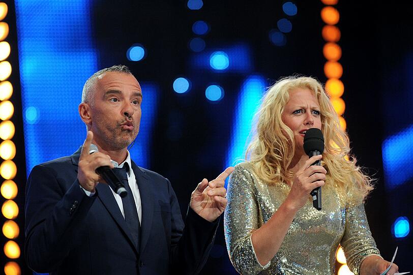 Moderatorin Barbara Schöneberger zusammen mit Sänger Eros Ramazzotti in der Starnacht Arena.