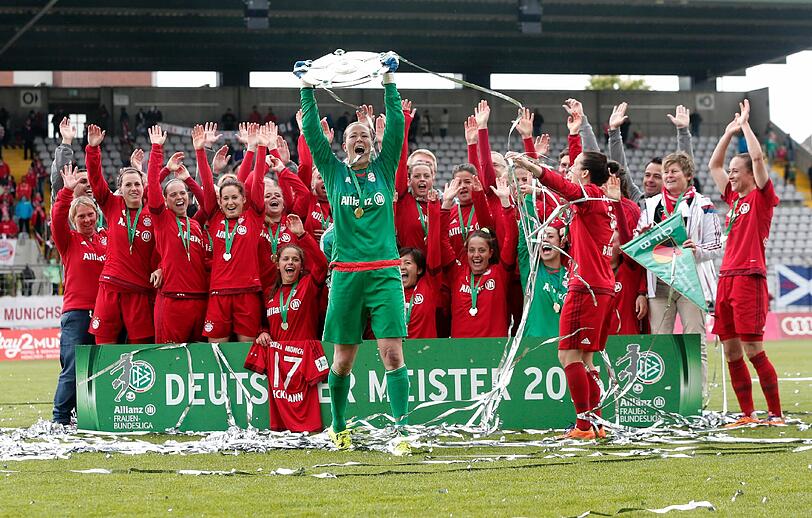 Ausgelassen feierten die Frauen des FC Bayern ihre Titelverteidigung im Grünwalder Stadion. Die Bilder!
