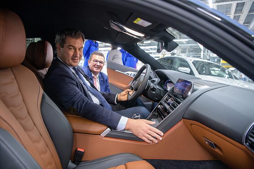 "Wir sägen uns den Ast ab, auf dem wir industriepolitisch sitzen": Markus Söder (l., mit Franz Josef Pschierer) in einem 8er BMW.