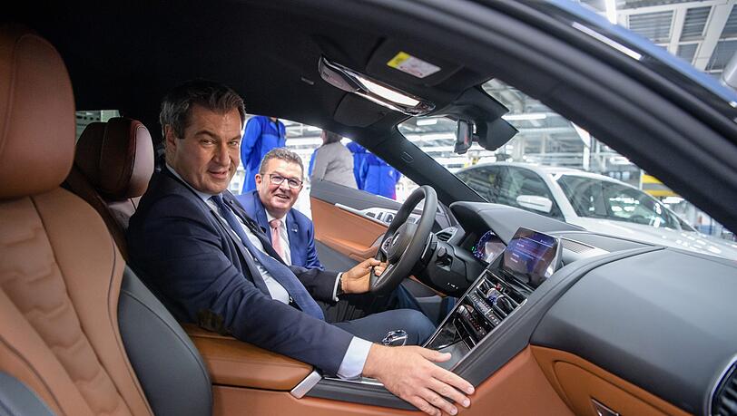 "Wir sägen uns den Ast ab, auf dem wir industriepolitisch sitzen": Markus Söder (l., mit Franz Josef Pschierer) in einem 8er BMW. "Wir sägen uns den Ast ab, auf dem wir industriepolitisch sitzen": Markus Söder (l., mit Franz Josef Pschierer) in einem 8er BMW.