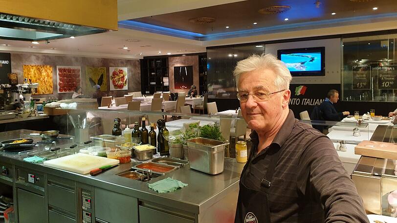 Aurelio Sucquet serviert in seinem Il Punto Italiano seit 26 Jahren Pizza und Pasta unter dem Marienplatz.