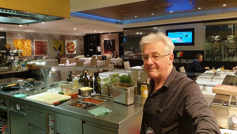 Aurelio Sucquet serviert in seinem Il Punto Italiano seit 26 Jahren Pizza und Pasta unter dem Marienplatz. Aurelio Sucquet serviert in seinem Il Punto Italiano seit 26 Jahren Pizza und Pasta unter dem Marienplatz.