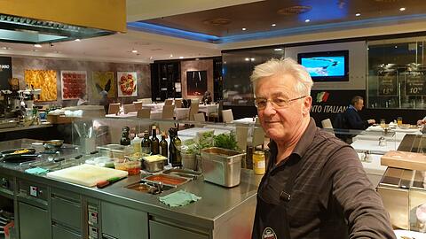 Aurelio Sucquet serviert in seinem Il Punto Italiano seit 26 Jahren Pizza und Pasta unter dem Marienplatz.
