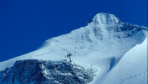 Der Hintertuxer Gletscher im Tiroler Zillertal ist der ideale Ort zum Ausspannen, Skifahren und Genießen. Der Hintertuxer Gletscher im Tiroler Zillertal ist der ideale Ort zum Ausspannen, Skifahren und Genießen.