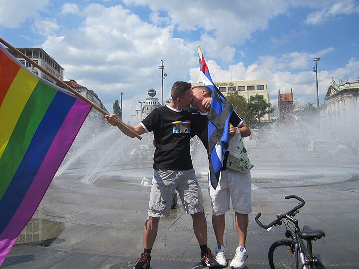 Diese beiden zelebrieren den Abzug der französischen Demo mit einem Kuss.