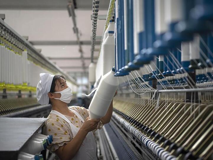 Eine Frau arbeitet in einer Textilfabrik in der ostchinesischen Provinz Jiangsu.