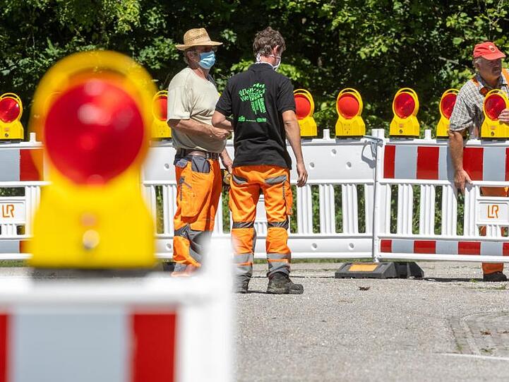 Eine Corona-Teststation wird auf dem Gemüsehof in Mamming aufgebaut. Foto: Armin Weigel/dpa/Archivbild
