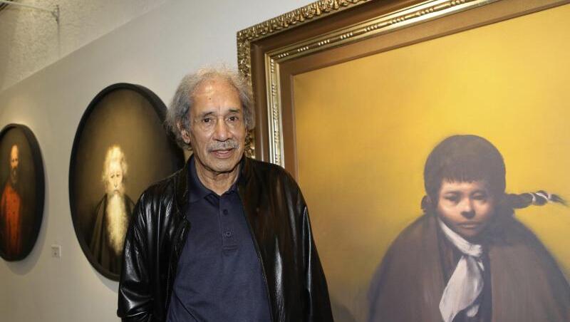 Der mexikanische Maler Rafael Coronel Arroyo vor seinem Kunstwerk "Mujer con trenza" 2013 in Mexiko-Stadt. Der mexikanische Maler Rafael Coronel Arroyo vor seinem Kunstwerk "Mujer con trenza" 2013 in Mexiko-Stadt.