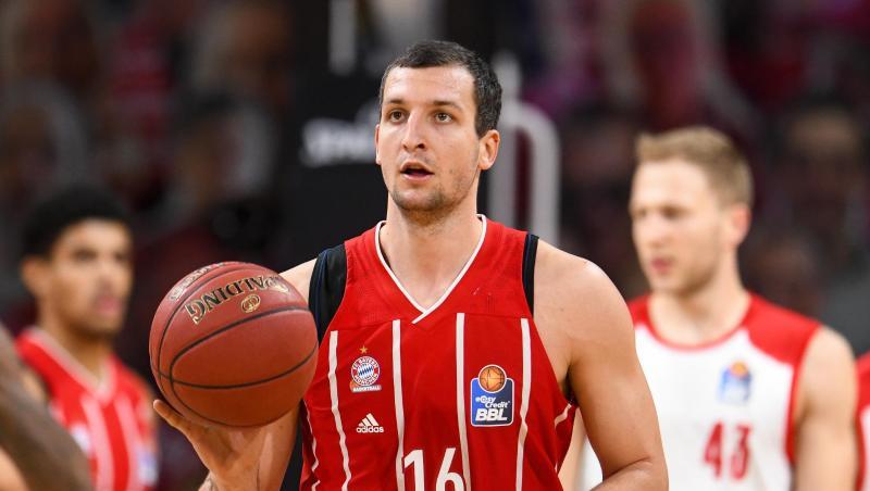 Bayerns Paul Zipser spielt den Ball.