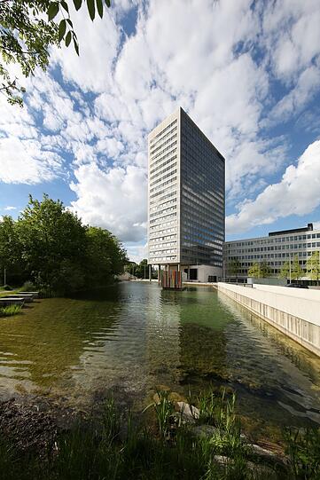 Irgendwie mitten im Grünen: das Hochhaus der MunichRe, vormals Münchener Rückversicherung.
