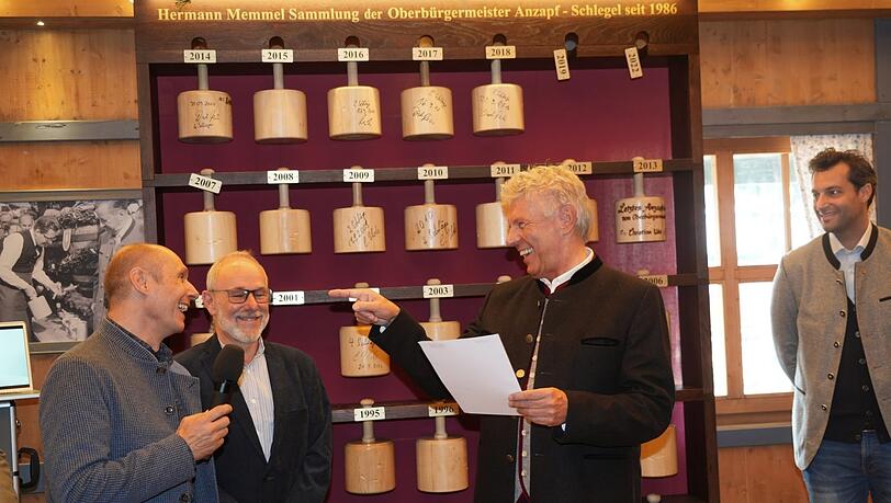 Werner Memmel (l.) und OB Reiter präsentieren die Schlegel-Sammlung. Werner Memmel (l.) und OB Reiter präsentieren die Schlegel-Sammlung.