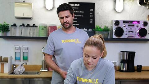 "Unter uns": Paco (l.) erzählt Ronja, dass Britta mit Volldampf auf einen schnellen Trainerschein zuarbeitet.