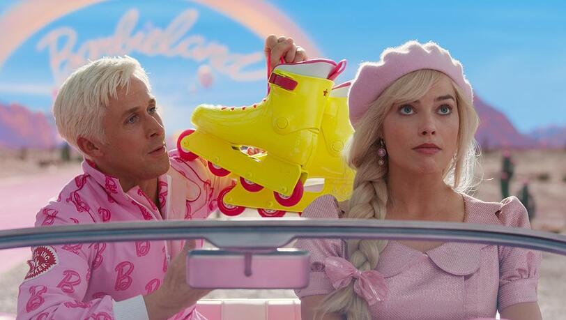 "Barbie": Ken (Ryan Gosling, l.) und Barbie (Margot Robbie) wollen ihr Glück in der realen Welt versuchen.