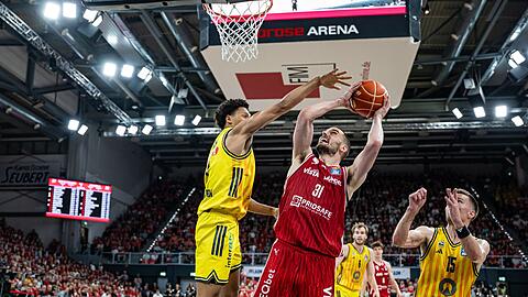 Albas Michael Rataj versucht Bambergs Daniel Keppeler unter dem Korb zu stoppen