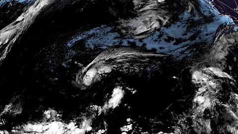 Die Meteorologen rechnen damit, dass die sogenannte Eyewall im Zentrum des Sturms mit den st&auml;rksten Winden im Laufe des Samstags &uuml;ber oder nahe der S&uuml;dspitze von Big Island hinwegzieht.